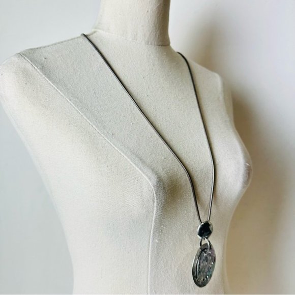 Lovisa Hammered Style Chunky Pendant With A Long Statement Necklace - Picture 3 of 9